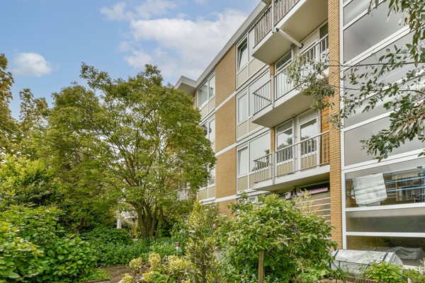 Ideale starterswoning in Badhoevedorp! Strak 3 kamer appartement (ca 61 m²) met 2 ruime slaapkamers , 2 balkons, zeer grote berging en gelegen op de derde verdieping.